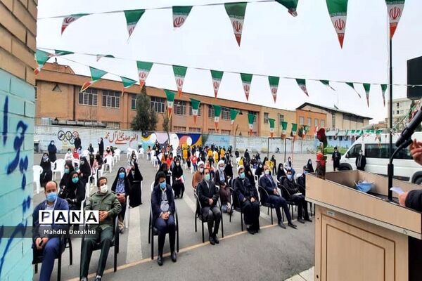 شور و شوق دانش‌آموزان بهارستانی در گرامیداشت آغاز دهه مبارک فجر