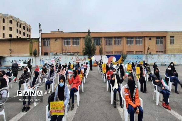 شور و شوق دانش‌آموزان بهارستانی در گرامیداشت آغاز دهه مبارک فجر