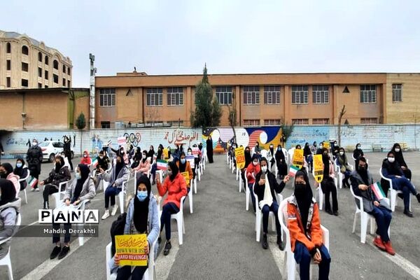 شور و شوق دانش‌آموزان بهارستانی در گرامیداشت آغاز دهه مبارک فجر