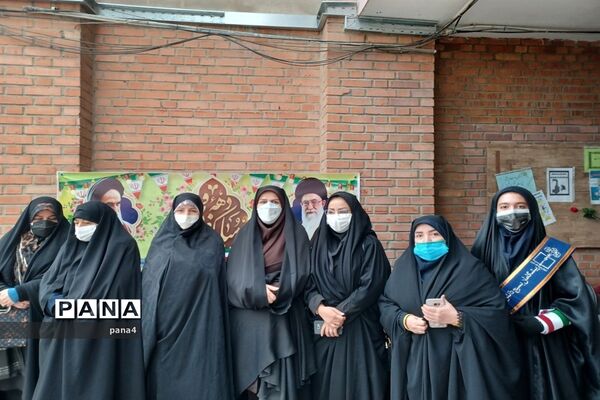 آیین نمادین زنگ انقلاب درمدرسه تربیت آموزش و پرورش منطقه 4