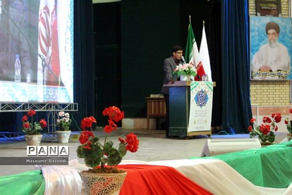 طنین زنگ انقلاب همزمان با سراسر کشور در مدارس فارس