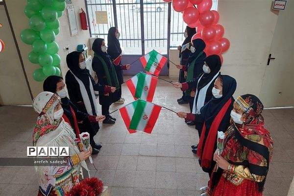 نواختن زنگ انقلاب در مدرسه مریم عذرا دماوند