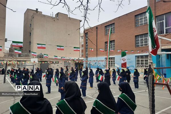 نواختن گلبانگ‌انقلاب اسلامی در دبیرستان آزادگان منطقه ۱۵