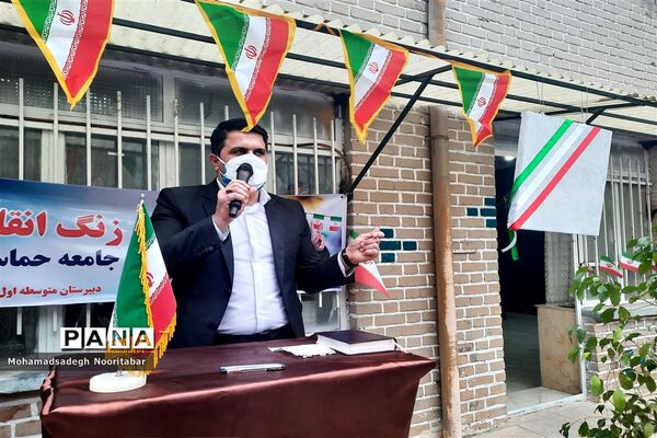 نواختن گلبانگ‌انقلاب اسلامی در دبیرستان آزادگان منطقه ۱۵
