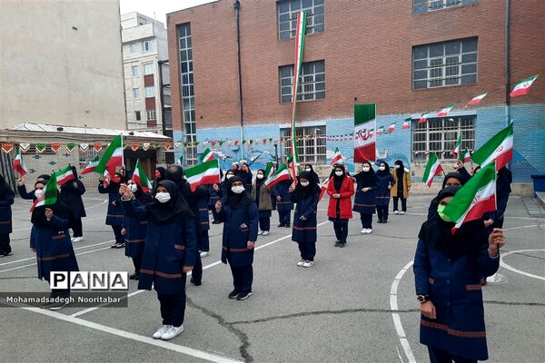 نواختن گلبانگ‌انقلاب اسلامی در دبیرستان آزادگان منطقه ۱۵