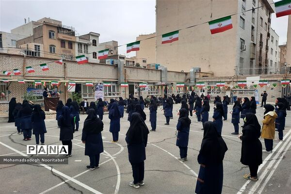 نواختن گلبانگ‌انقلاب اسلامی در دبیرستان آزادگان منطقه ۱۵