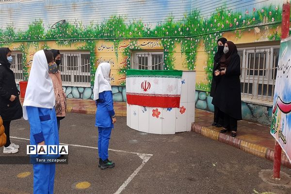 بزرگداشت دهه فجر در دبستان کوثر جوادآباد