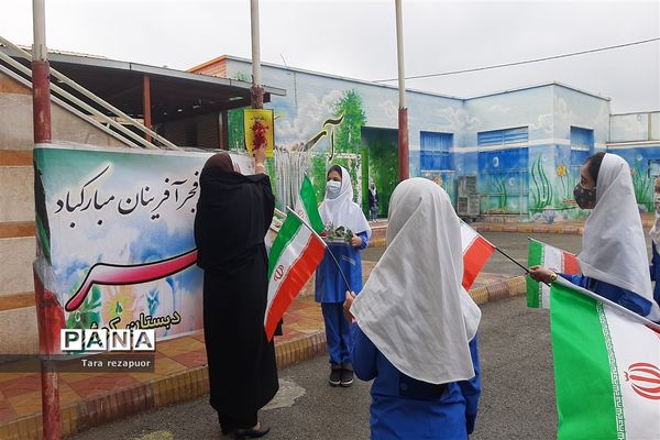 بزرگداشت دهه فجر در دبستان کوثر جوادآباد