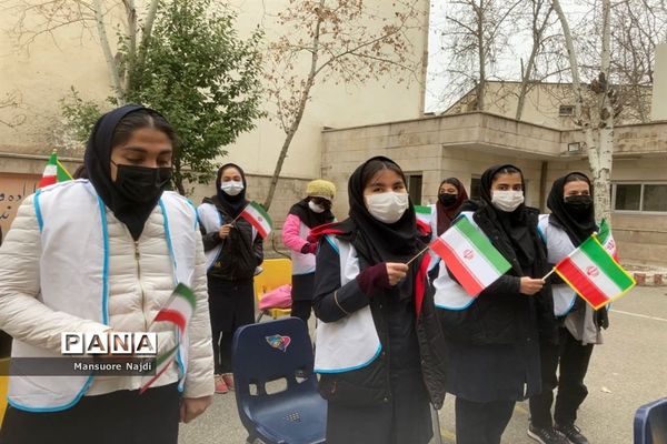 طنین انداز شدن زنگ انقلاب در هنرستان یادگار امام در جماران