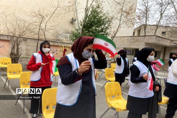طنین انداز شدن زنگ انقلاب در هنرستان یادگار امام در جماران