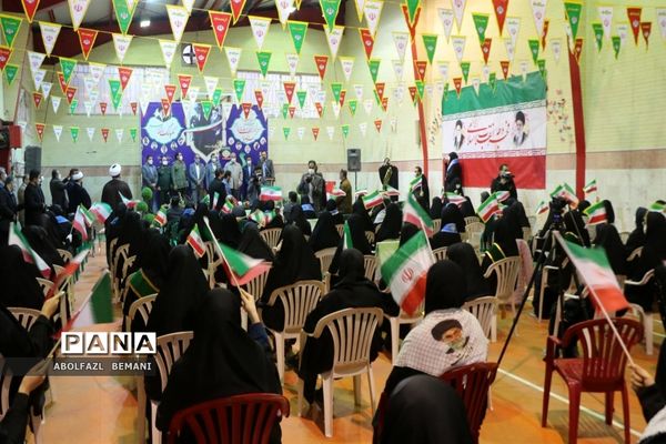 نواخته شدن زنگ انقلاب در دبیرستان نمونه دولتی حضرت معصومه(س) قم