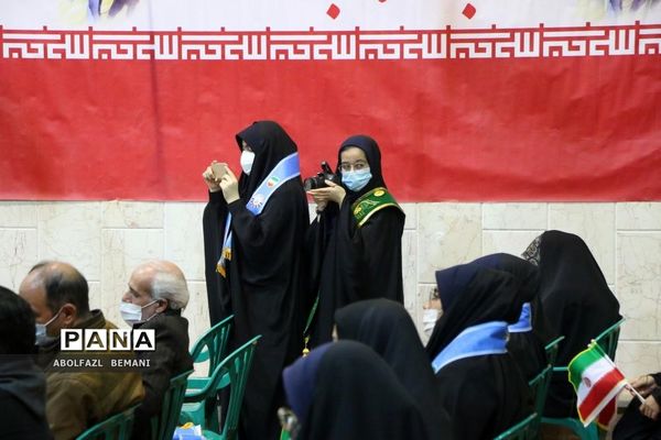 نواخته شدن زنگ انقلاب در دبیرستان نمونه دولتی حضرت معصومه(س) قم