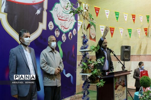 نواخته شدن زنگ انقلاب در دبیرستان نمونه دولتی حضرت معصومه(س) قم