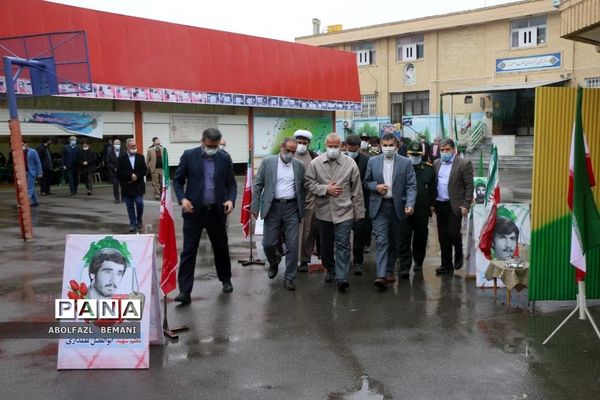 نواخته شدن زنگ انقلاب در دبیرستان نمونه دولتی حضرت معصومه(س) قم