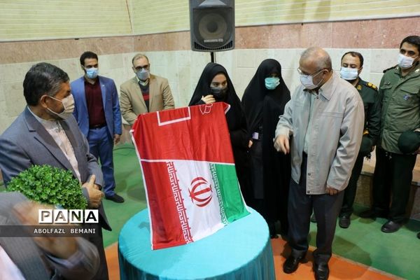 نواخته شدن زنگ انقلاب در دبیرستان نمونه دولتی حضرت معصومه(س) قم