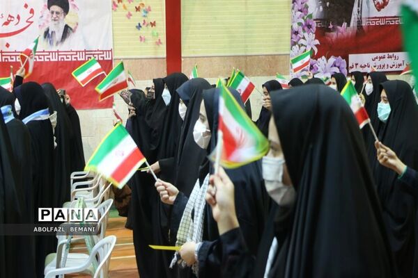 نواخته شدن زنگ انقلاب در دبیرستان نمونه دولتی حضرت معصومه(س) قم