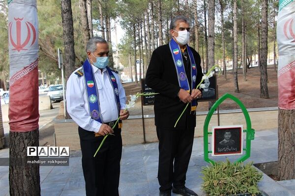 همزمان با ایام الله دهه مبارک فجر مراسم عطرافشانی و غبارروبی مزار شهدای شهرستان بیرجند