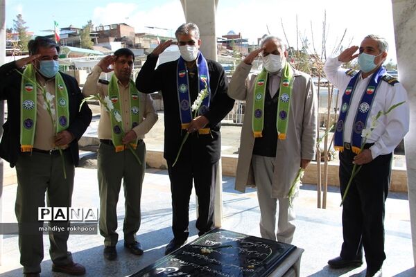 همزمان با ایام الله دهه مبارک فجر مراسم عطرافشانی و غبارروبی مزار شهدای شهرستان بیرجند