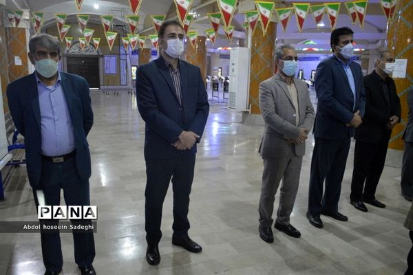 عطر افشانی قبور مطهر شهدا به مناسبت  ایام الله دهه فجر در بوشهر