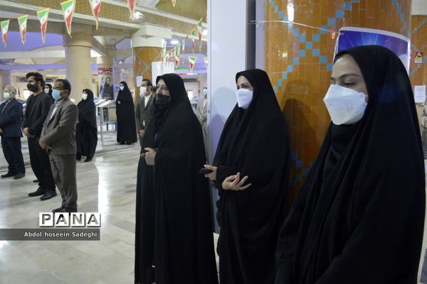 عطر افشانی قبور مطهر شهدا به مناسبت  ایام الله دهه فجر در بوشهر