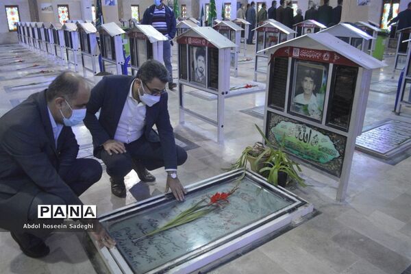 عطر افشانی قبور مطهر شهدا به مناسبت  ایام الله دهه فجر در بوشهر