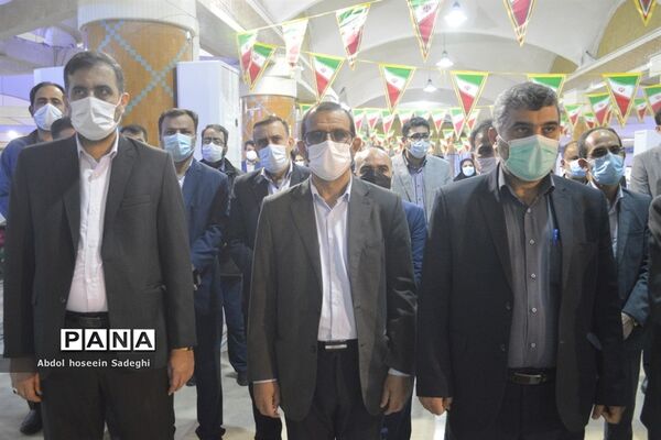 عطر افشانی قبور مطهر شهدا به مناسبت  ایام الله دهه فجر در بوشهر