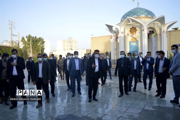 عطر افشانی قبور مطهر شهدا به مناسبت  ایام الله دهه فجر در بوشهر