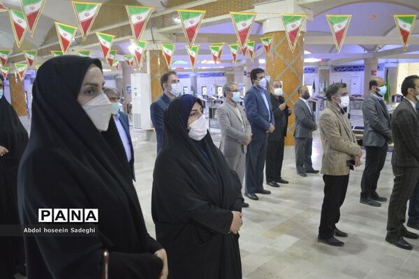عطر افشانی قبور مطهر شهدا به مناسبت  ایام الله دهه فجر در بوشهر