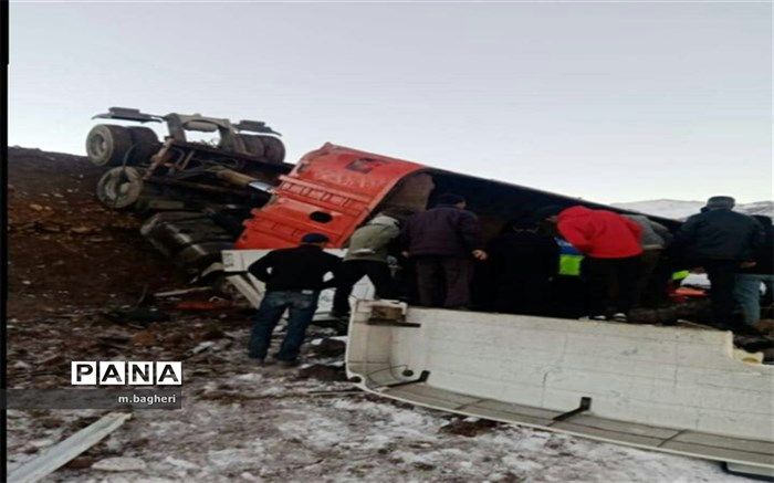 واژگونی یک دستگاه تریلر در محور اردل به رستم آباد