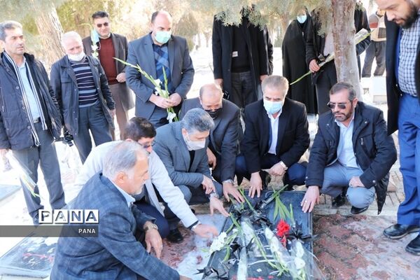 آیین غبار روبی مزار شهدا به‌مناسبت گرامیداشت دهه فجر در ارومیه