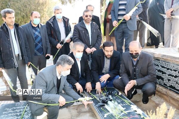 آیین غبار روبی مزار شهدا به‌مناسبت گرامیداشت دهه فجر در ارومیه