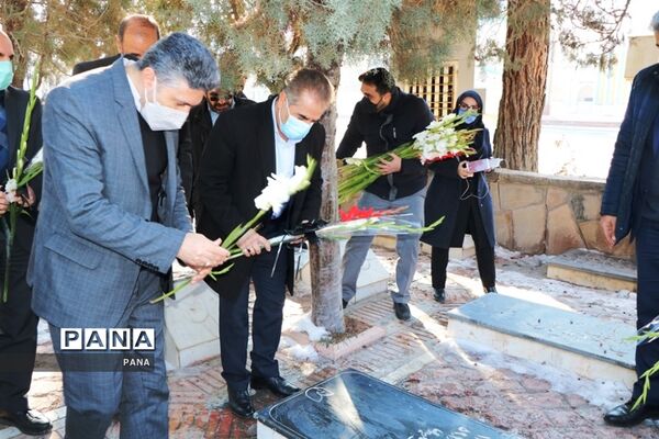 آیین غبار روبی مزار شهدا به‌مناسبت گرامیداشت دهه فجر در ارومیه