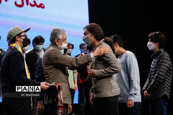 مراسم تجلیل از مدال‌آوران المپیادهای علمی و دانش‌آموزان برگزیده کنگره سراسری قرآن کریم و جشنواره جوان خوارزمی