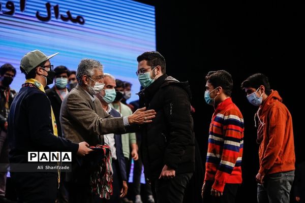 مراسم تجلیل از مدال‌آوران المپیادهای علمی و دانش‌آموزان برگزیده کنگره سراسری قرآن کریم و جشنواره جوان خوارزمی