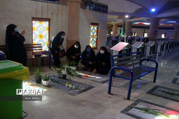 مراسم مهمانی لاله‌ها در گلزار شهدای بوشهر