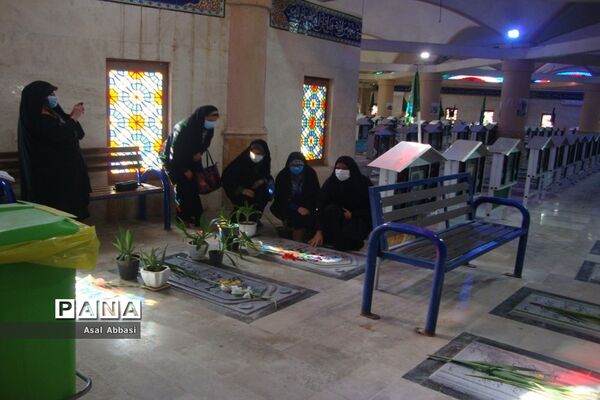 مراسم مهمانی لاله‌ها در گلزار شهدای بوشهر