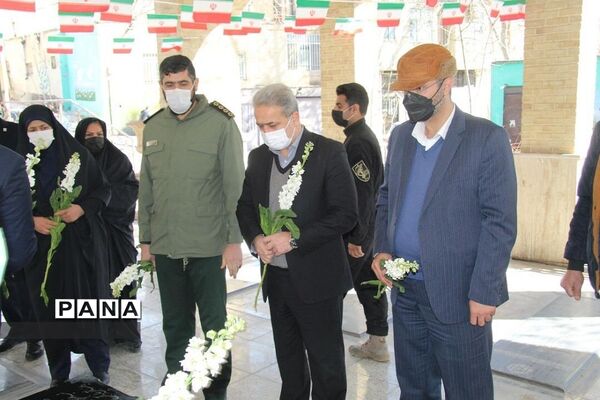 غبار‌روبی مزار شهدای روستای کریتون  و شهر رودهن درسومین روز دهه‌فجر