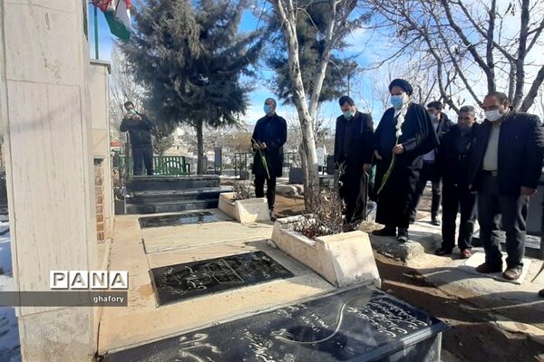 مزار شهدای گرانقدر شهرستان دماوند غبارروبی و عطرافشانی شد