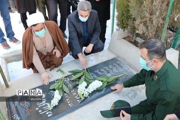 مزار شهدای گرانقدر شهرستان دماوند غبارروبی و عطرافشانی شد