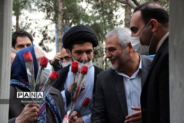 شانزدهمین آیین ملی عطرافشانی و گلباران مزارشهدای ادیان توحیدی در اسلامشهر