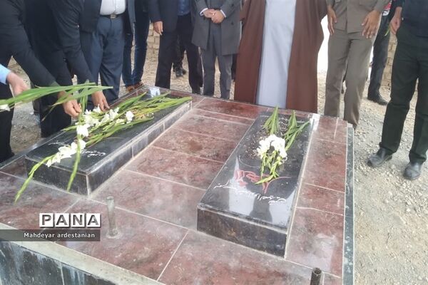 عطرافشانی و گلباران مزار شهدای جوادآباد