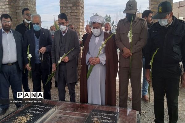 عطرافشانی و گلباران مزار شهدای جوادآباد