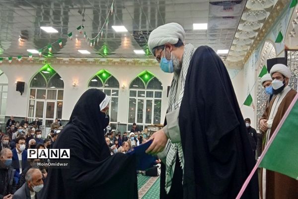 محفل انس با قرآن کریم به مناسبت دهه فجر در امامزاده سید حمزه شهرستان کاشمر