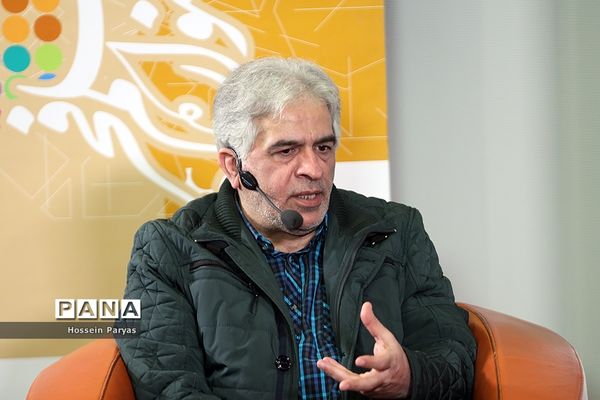 نشست فیلم «گاو» در بخش گنجینه‌ها با حضور علی نصیریان