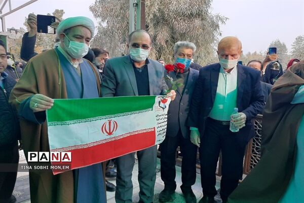 غبارروبی مزار شهدای قم به مناسبت دهه فجر-1