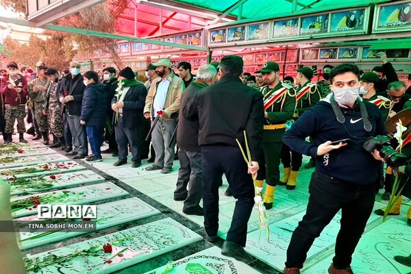 غبارروبی مزار شهدای قم به مناسبت دهه فجر-1