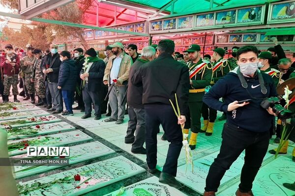غبارروبی مزار شهدای قم به مناسبت دهه فجر-1