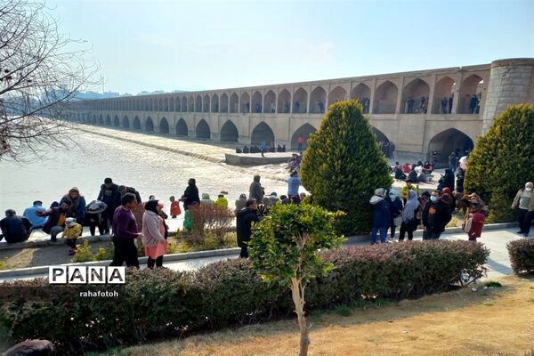 استقبال شهروندان اصفهانی از بازگشایی زاینده‌رود خروشان