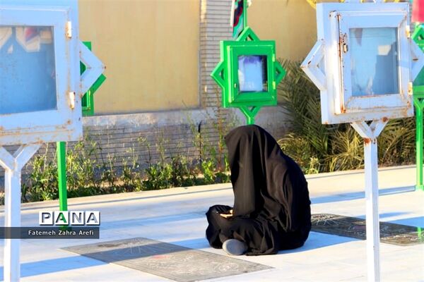 عطرافشانی مزار شهدای زابل به مناسبت دهه فجر