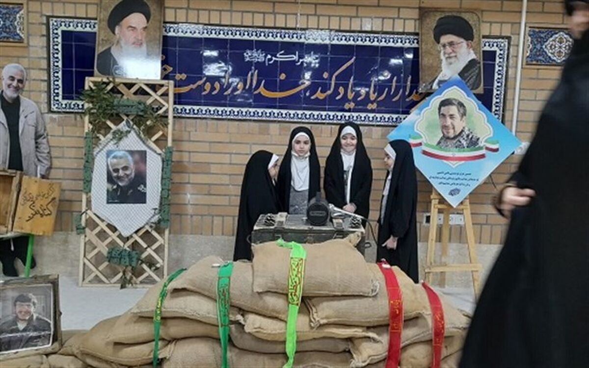 برگزاری مراسم گرامیداشت دهه فجر در دبیرستان شهید هندویان قم